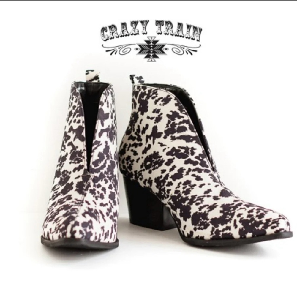Crazy Train Cowhide Cattle Print Booties Two steppers Women size 7 Cowboy boots